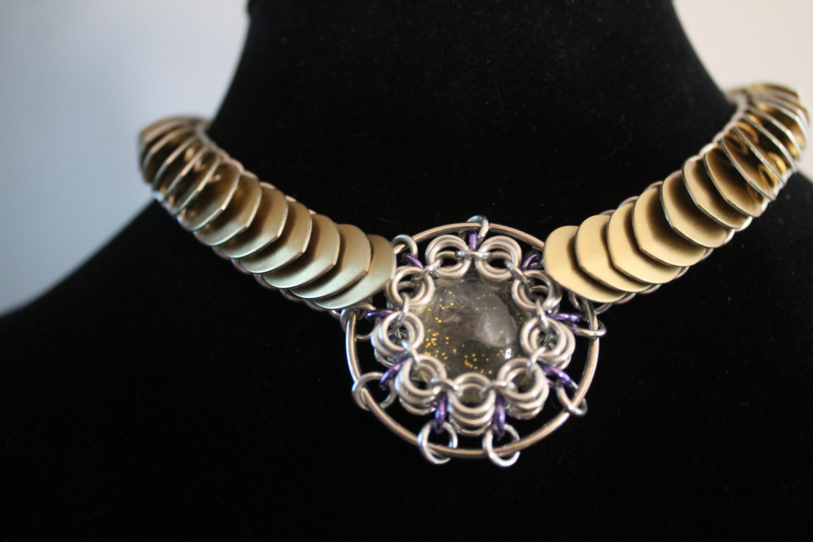 Scale/Maille wrapped pendant Choker